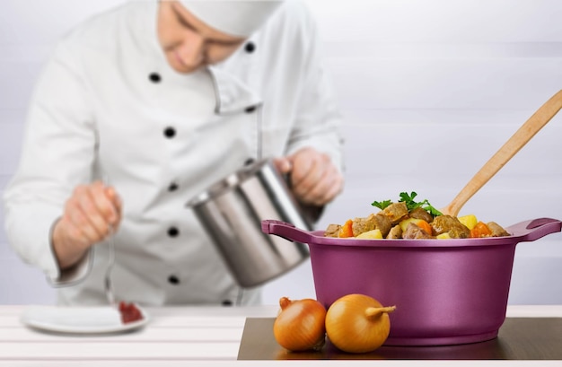 Kucharz przygotowujący danie